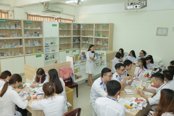 Sinh viên ngành Dược - Đại học Duy Tân học tập tại Nhà thuốc Mô phỏng