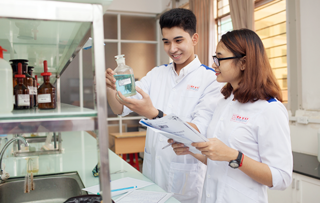 Sinh viên khoa Dược của Đại học Duy Tân được chú trọng nắm vững kiến thức chuyên môn bên cạnh các kỹ năng thực tế then chốt hữu ích cho công việc