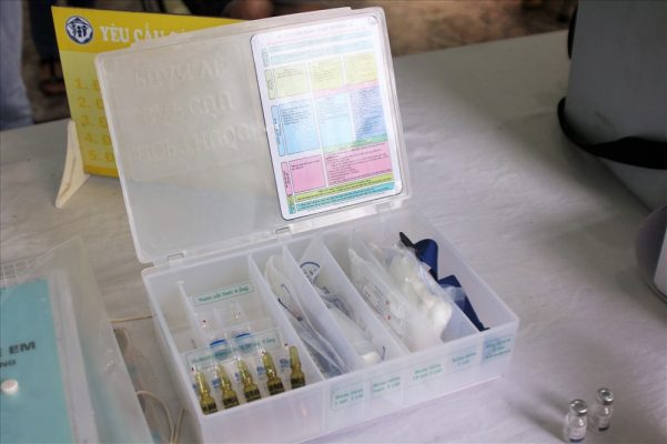 Tại trạm y tế xã Thượng Sơn, hộp cấp cứu chống sốc được trang bị tại mỗi  bàn tiêm chủng